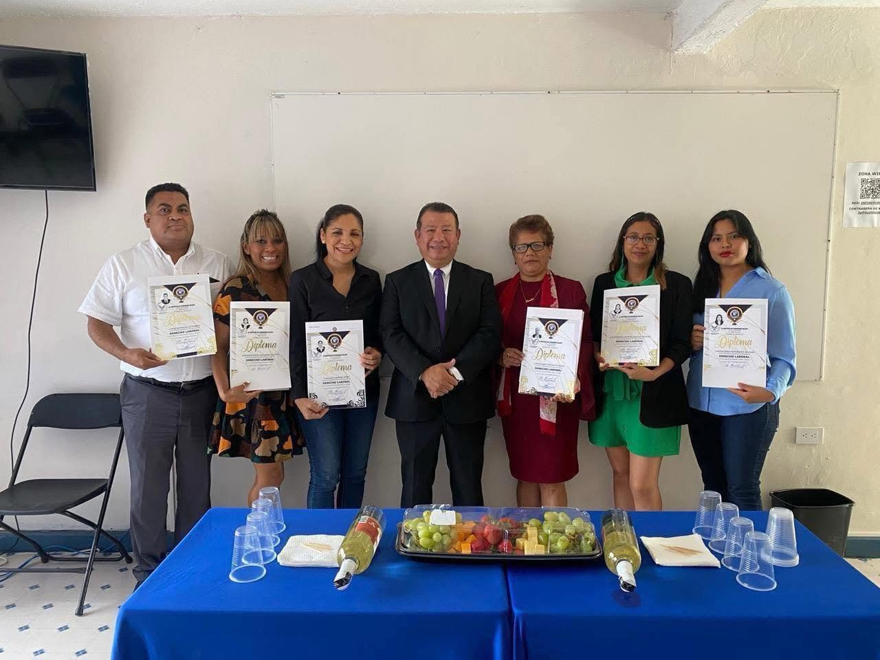 Entrega de diplomas en el Instituto de Posgrados Xalapa