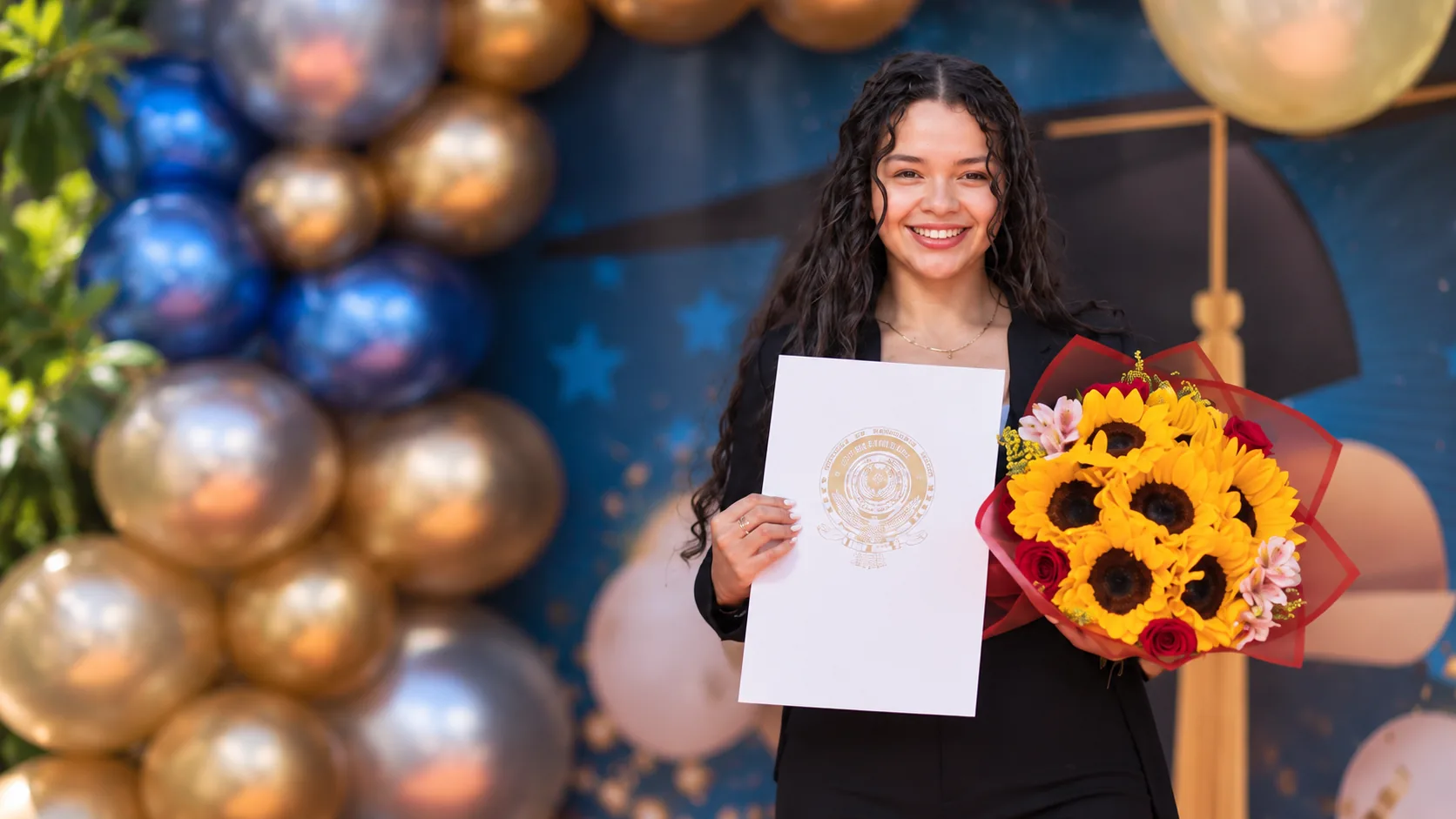 Egresada celebrando una nueva etapa académica